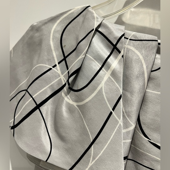 🖤 Beautiful silk dress in a gorgeous silk print and unique raffle detail - Picture 4 of 11